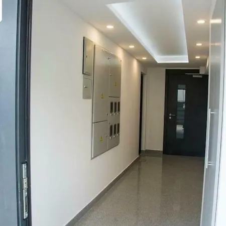 Luxury And Designed Bricks 1 With Garden Apartment *