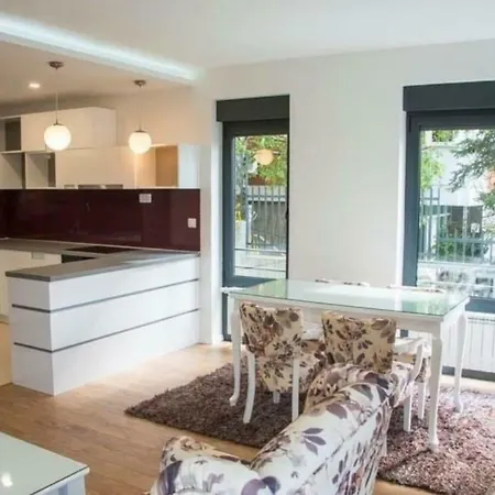 Apartment Luxury And Designed Bricks 1 With Garden *
