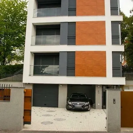 Luxury And Designed Bricks 1 With Garden Apartment *